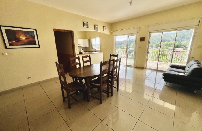 ENTRE DEUX 97414 - VILLA EN BON ETAT GENERAL - LUMINEUSE - CONFORTABLE - VUE DEGAGEE - PROCHE CENTRE