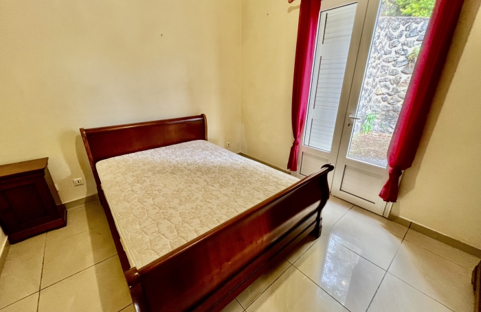 ENTRE DEUX 97414 - VILLA EN BON ETAT GENERAL - LUMINEUSE - CONFORTABLE - VUE DEGAGEE - PROCHE CENTRE