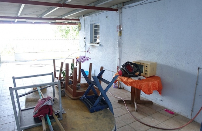 SAINT JOSEPH 97480 - MAISON A RAFRAICHIR - 2 CHAMBRES LUMINEUSES - GARAGE - QUARTIER CALME