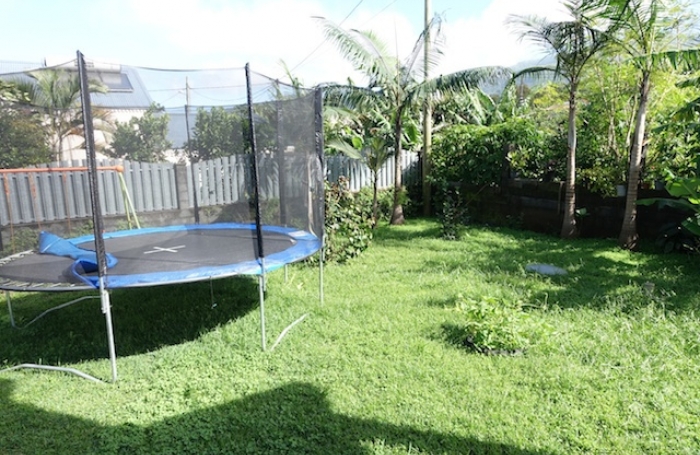 SAINT JOSEPH 97480 - MAISON A RAFRAICHIR - 2 CHAMBRES LUMINEUSES - GARAGE - QUARTIER CALME