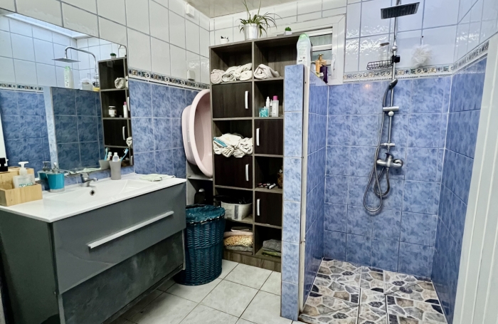 PETITE ILE 97429 - MAISON F5 LUMINEUSE - A ETAGE - VASTE TERRAIN - AU CALME