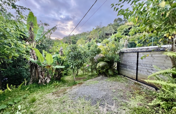 PETITE ILE 97429 - MAISON F5 LUMINEUSE - A ETAGE - VASTE TERRAIN - AU CALME