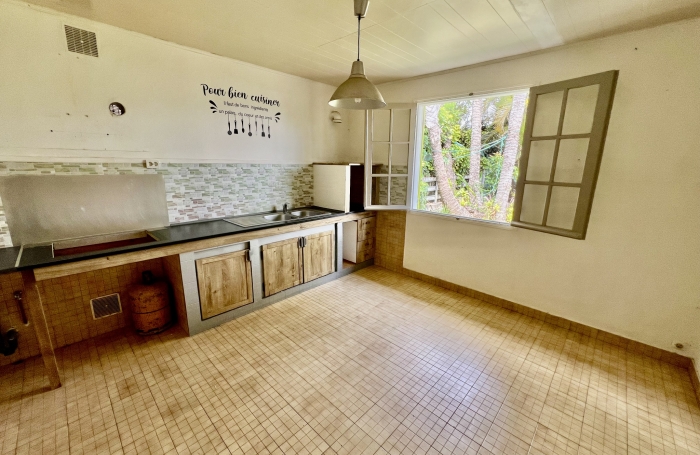 ENTRE DEUX 97414 - VILLA FONCTIONNELLE + BUNGALOW - VASTE TERRAIN ARBORE - CADRE VERDOYANT