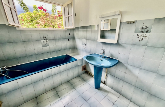 ENTRE DEUX 97414 - VILLA FONCTIONNELLE + BUNGALOW - VASTE TERRAIN ARBORE - CADRE VERDOYANT