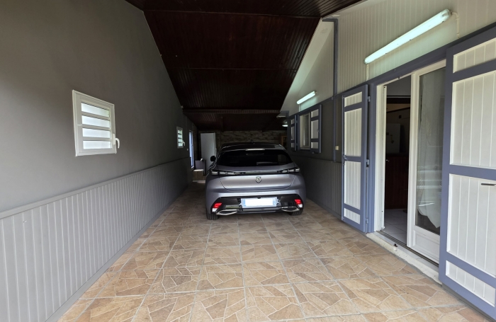 SAINT JOSEPH 97480 - MAISON ENTRETENUE - LUMINEUSE - PLAIN PIED - TERRAIN PLAT - PROCHE COMMODITES