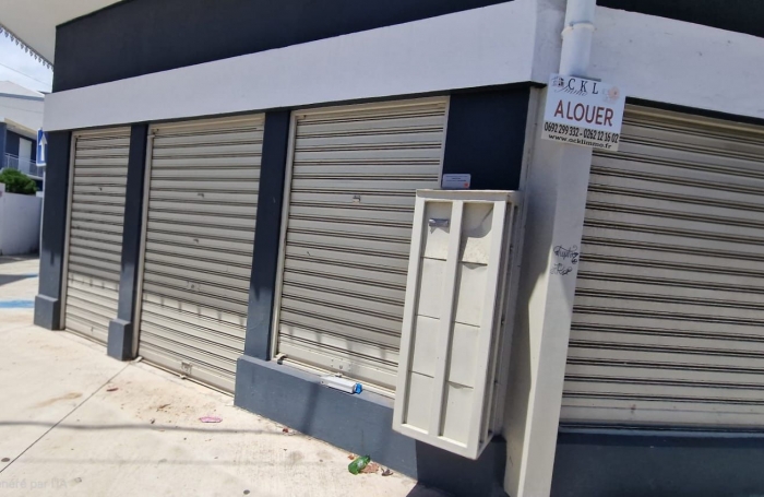 LOCAL COMMERCIAL OU PROFESSIONNEL - A LOUER - CENTRE DE SAINT-PIERRE DE 200M2 - DISPONIBLE DE SUITE