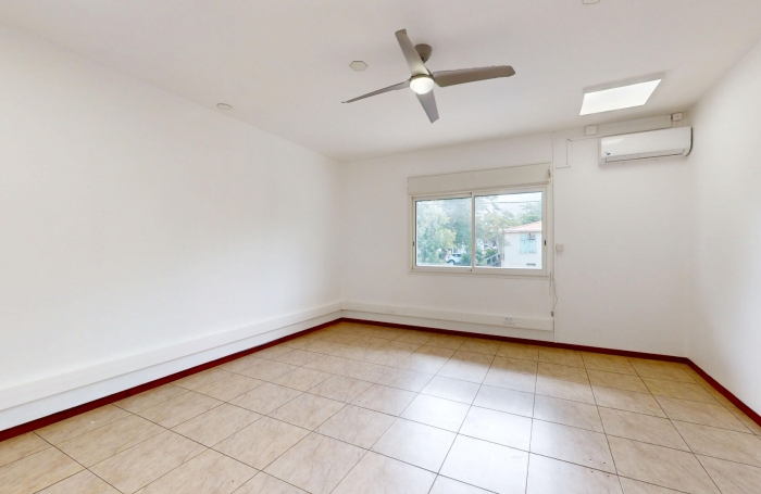 Location Local commercial 200m&sup2; 2 pi&egrave;ces Saint Louis