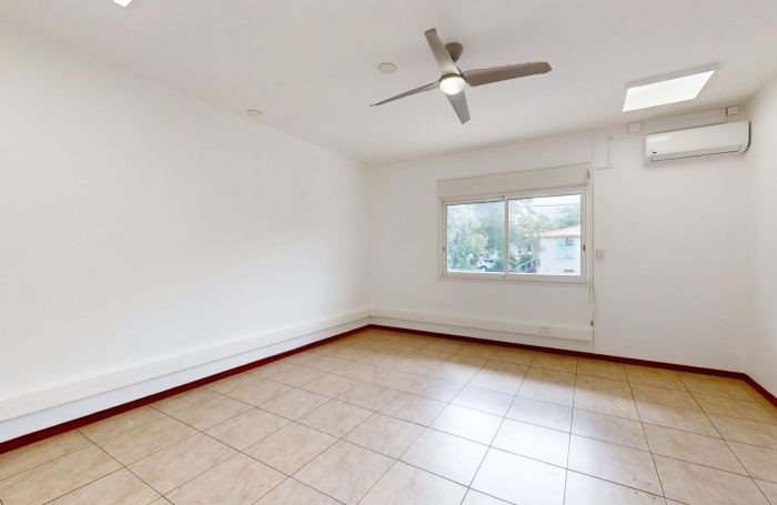 Location Local commercial 200m&sup2; 2 pi&egrave;ces Saint Louis