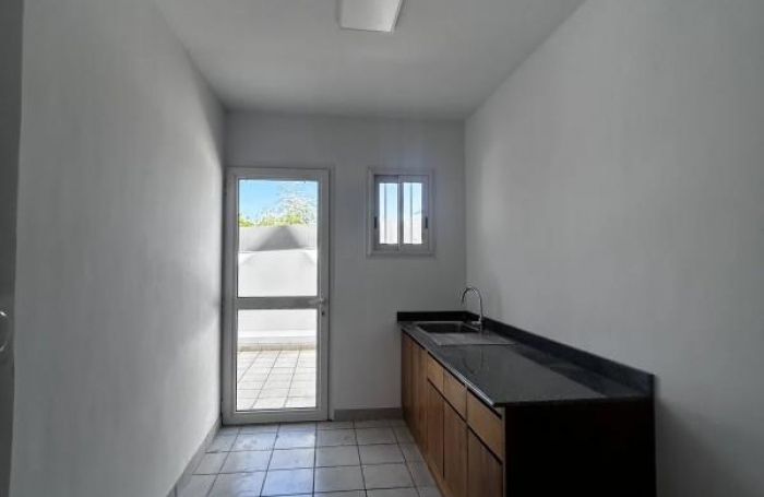 Location Bureaux 80m&sup2; 4 pièces Saint-Pierre