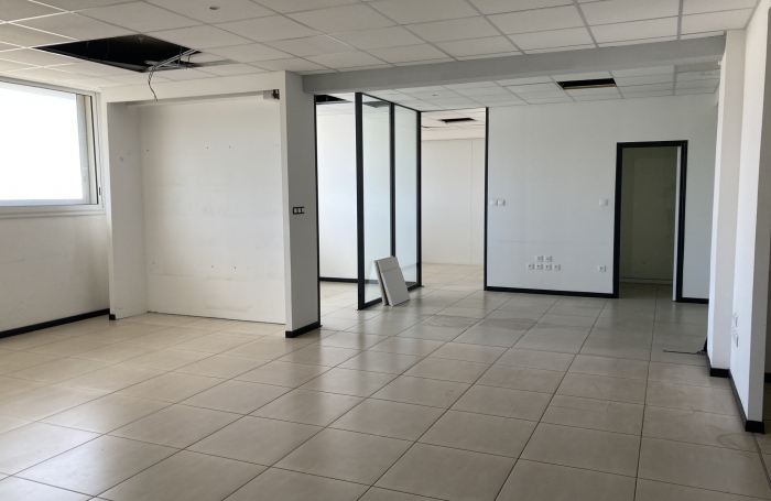 &Agrave; LOUER LOCAL - SAINT-PIERRE