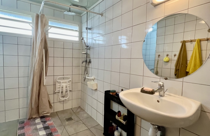 TAMPON 97418 - VILLA F5 ENTRETENUE - PLAIN PIED - BEAUX VOLUMES - GARAGE - SECTEUR CALME