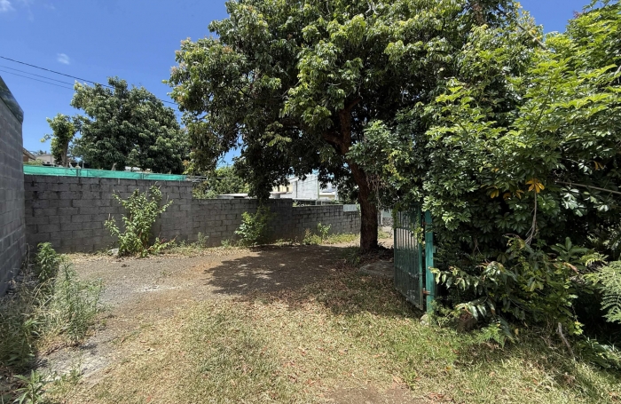 SAINT PIERRE 97410 - TERRAIN PLAT ET CLOTURE - ZONE UF - SECTEUR RECHERCH&Eacute;