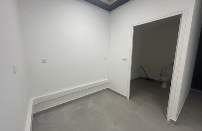 &Agrave; LOUER LOCAL - LIGNE DES BAMBOUS - 2 071,00 &euro;