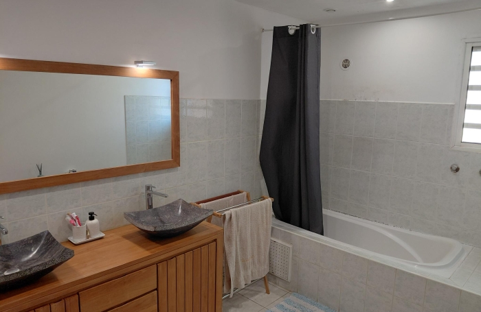 ST MARIE LA convenance maison F4  piscine , garage et atelier.