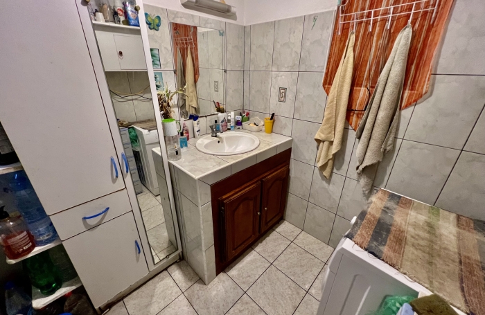 SAINT JOSEPH 97480 - ENSEMBLE IMMOBILIER BIEN SITU&Eacute; - GARAGE - TRAVAUX &Agrave; PR&Eacute;VOIR - VUE D&Eacute;GAG&Eacute;E