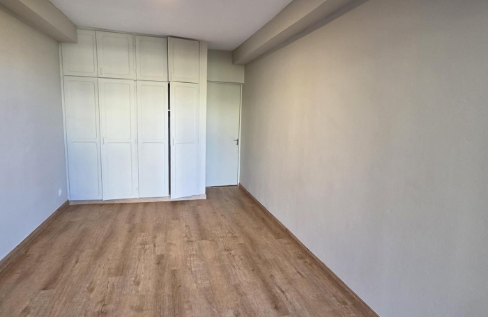 Location Bureaux 75m&sup2; 4 pièces Saint-Pierre