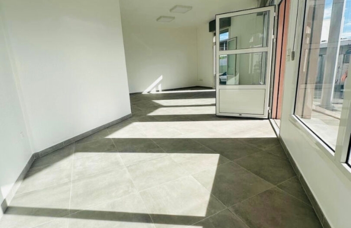 Location Local commercial 50m&sup2; 1 pi&egrave;ce Le Port