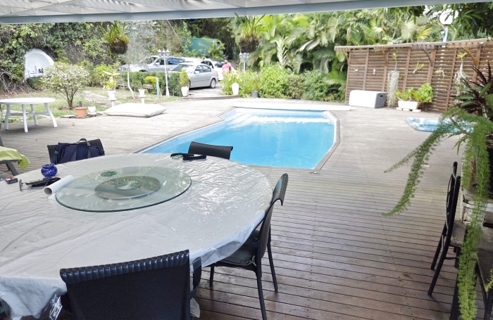 A vendre &agrave; La Montagne, villa cr&eacute;ole F4-5 + bungalow