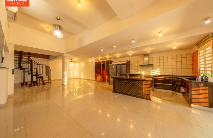 Location Maison 230.00m&sup2; 8 pièces Saint-Pierre