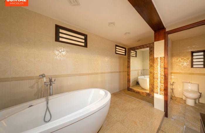 Location Maison 230.00m&sup2; 8 pièces Saint-Pierre