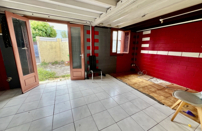 SAINT PIERRE 97480 - MAISON T5 - TRAVAUX - QUARTIER PRIS&Eacute; - PROCHE DE TOUTES COMMODIT&Eacute;S