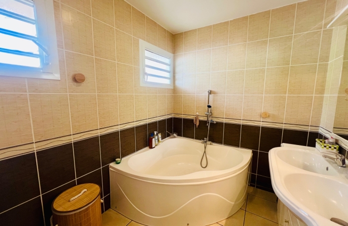 Vente Appartement 95m&sup2; 4 pièces Saint Gilles Les Hauts